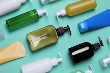 Turkuaz arka planda farklı temizleyiciler var. Kozmetik ürünü