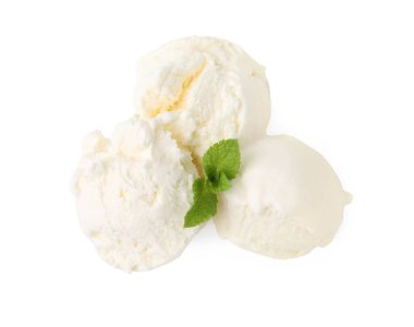 Beyaz üzerine izole edilmiş naneli vanilyalı dondurma.