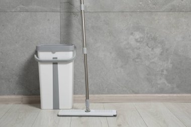 Paspas ve plastik kova içeride. Metin için boşluk