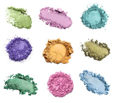 Beyaz arka planda ezilmiş göz gölgeleri seti, üst manzara. Parlak palet