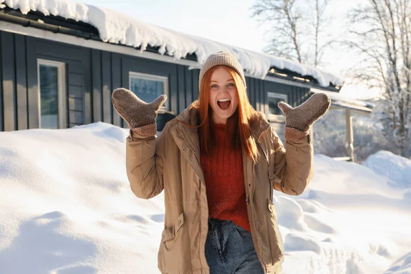 Porträtt Känslomässig Ung Kvinna Snöig Dag Utomhus Vintersemester — Stockfoto