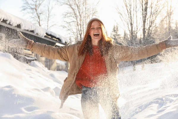 Känslomässig Kvinna Leker Med Snö Utomhus Vintersemester — Stockfoto