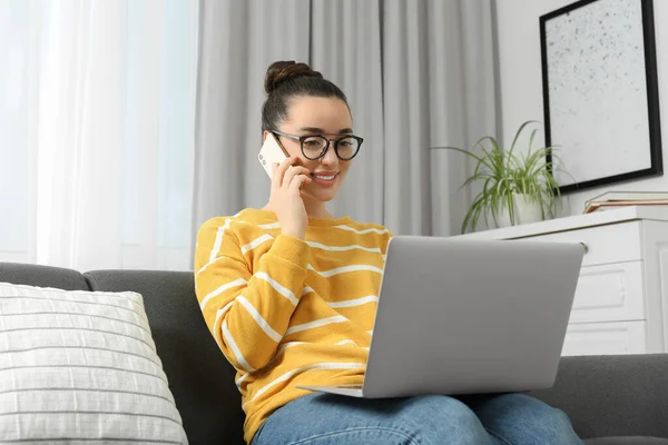 Işyerinde Dizüstü Bilgisayarı Olan Mutlu Bir Kadın Odasındaki Kanepede Akıllı — Stok fotoğraf