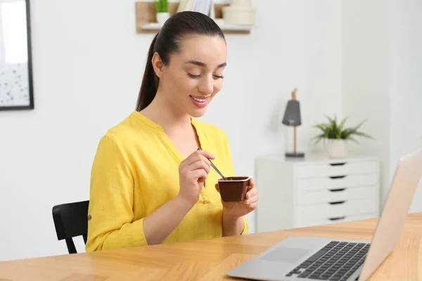 Mujer Feliz Con Sabroso Yogur Oficina — Foto de Stock
