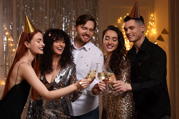 Amigos Felizes Batendo Copos Vinho Espumante Festa Aniversário Dentro Casa — Fotografia de Stock