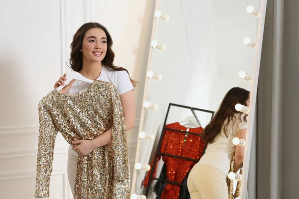 Vacker Ung Kvinna Med Gyllene Paljettklänning Nära Spegel Boutique Välja — Stockfoto