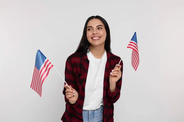 Ιουλίου Ημέρα Ανεξαρτησίας Των Ηπα Ευτυχισμένη Γυναίκα Αμερικάνικες Σημαίες Λευκό — Φωτογραφία Αρχείου