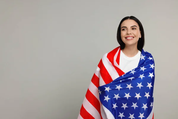 Lipca Dzień Niepodległości Usa Szczęśliwa Kobieta Amerykańską Flagą Jasnoszarym Tle — Zdjęcie stockowe