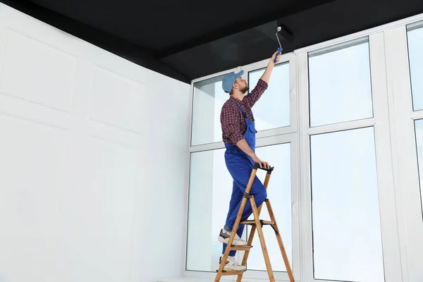 Trabajador Techo Pintura Uniforme Con Rodillo Escalera Interior — Foto de Stock
