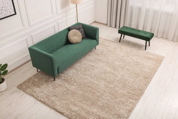 Ruang Tamu Bergaya Dengan Karpet Krem Lembut Dan Sofa Atas — Stok Foto