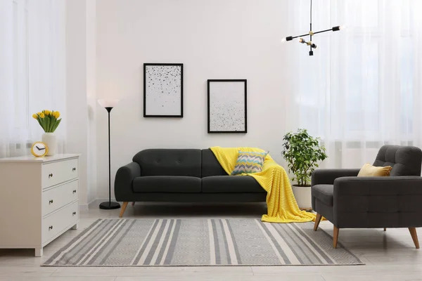 Ambiente Primaveral Elegante Salón Interior Con Muebles Cómodos Ramo Hermosos — Foto de Stock