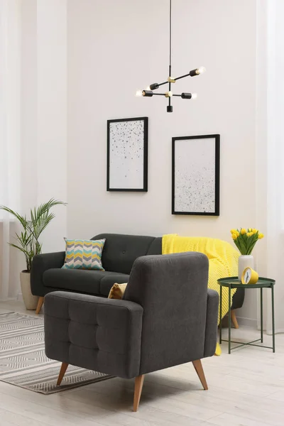 Spring Atmosphere Stylish Living Room Interior Comfortable Furniture Bouquet Beautiful — Foto de Stock