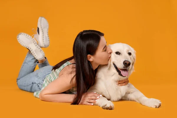Frau Mit Niedlichem Labrador Retriever Hund Auf Orangefarbenem Hintergrund Liebenswertes — Stockfoto