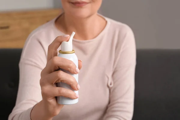 Mujer Sosteniendo Aerosol Nasal Interior Enfoque Botella —  Fotos de Stock