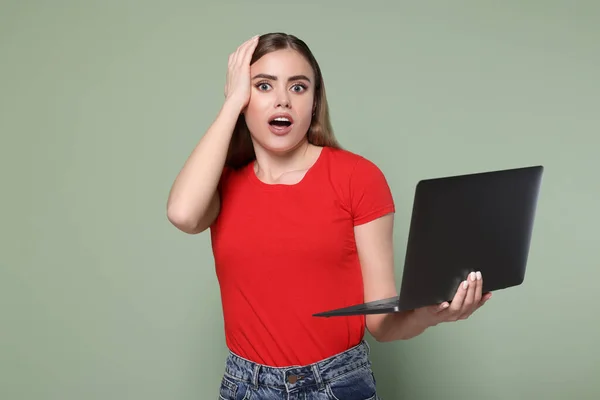 Mulher Emocional Com Laptop Fundo Verde Pálido — Fotografia de Stock