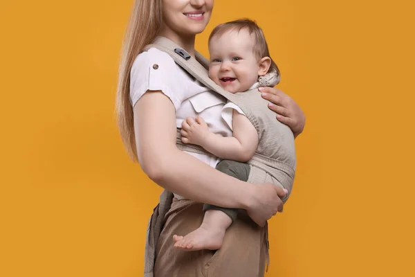 Madre Che Tiene Bambino Fionda Marsupio Sfondo Arancione Primo Piano — Foto Stock