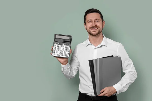 Akuntan Yang Bahagia Dengan Kalkulator Dan Folder Pada Latar Belakang — Stok Foto