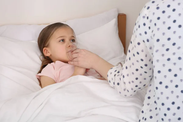 Madre Ayudando Hija Enferma Con Inhalación Nebulizador Dormitorio — Foto de Stock
