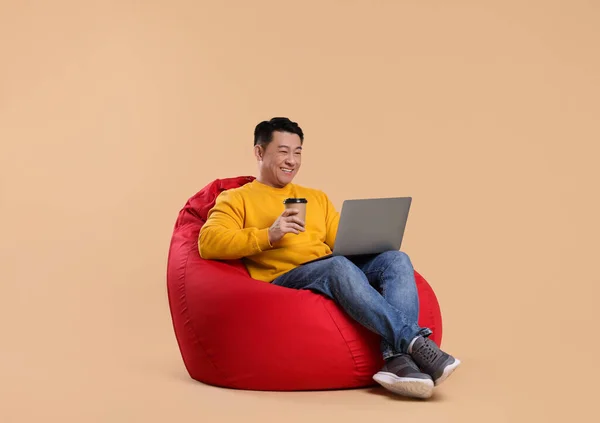 Счастливый Человек Ноутбуком Кофе Бежевом Фоне — стоковое фото