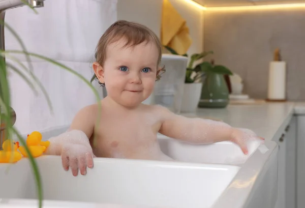 Γλυκό Μωράκι Που Πλένεται Στο Νεροχύτη Στο Σπίτι — Φωτογραφία Αρχείου