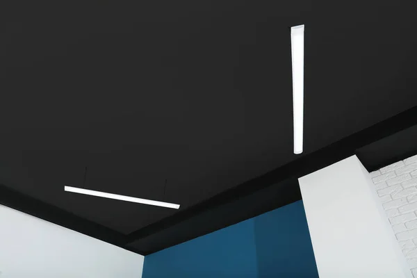 Plafond Noir Avec Éclairage Moderne Dans Chambre Vue Angle Bas — Photo