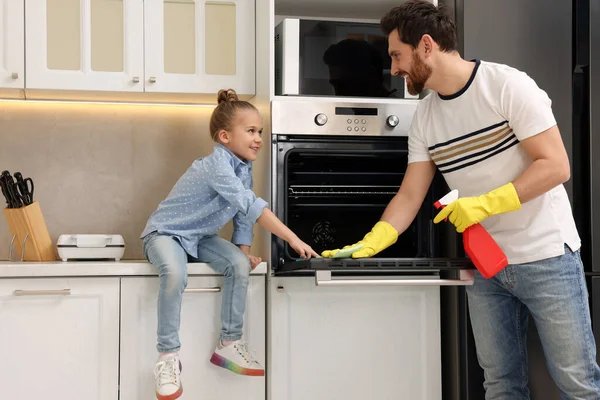 Καθαρισμός Πατέρας Και Κόρη Μαζεύουν Τον Φούρνο Στην Κουζίνα Μαζί — Φωτογραφία Αρχείου