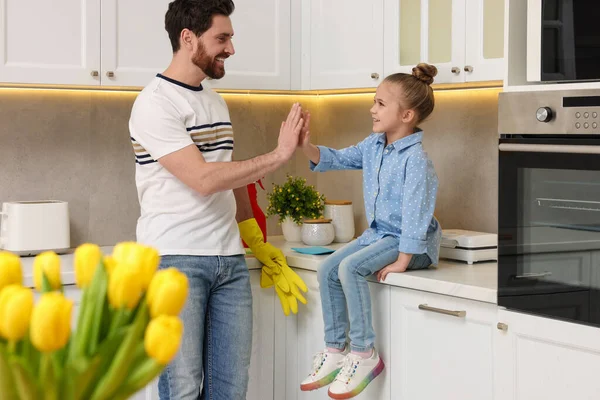 Pembersihan Musim Semi Ayah Dan Anak Memberikan Tinggi Lima Dapur — Stok Foto