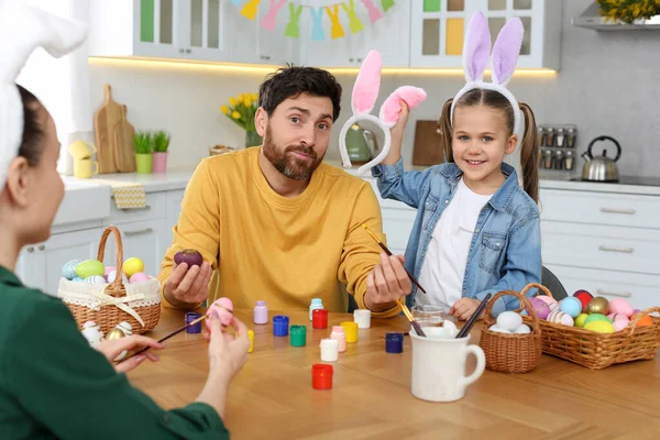 Familie Hat Spaß Beim Bemalen Von Ostereiern Tisch Der Küche — Stockfoto