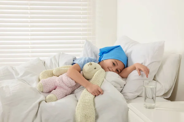 Rak Dzieciństwa Dziewczyna Odpoczywa Króliczkiem Zabawka Szpitalu — Zdjęcie stockowe