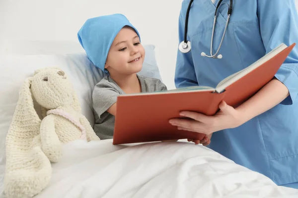 Cancer Infantile Livre Lecture Médecin Patient Hôpital — Photo
