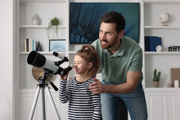 Küçük Kız Babası Odada Teleskopla Yıldızlara Bakıyor — Stok fotoğraf