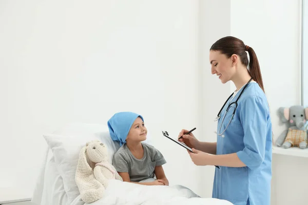Krebs Kindesalter Arzt Mit Klemmbrett Und Kleinem Patienten Krankenhaus — Stockfoto