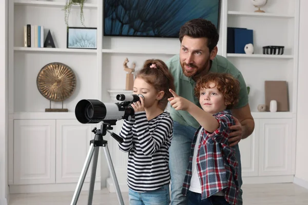 Pai Feliz Crianças Olhando Para Estrelas Através Telescópio Quarto — Fotografia de Stock