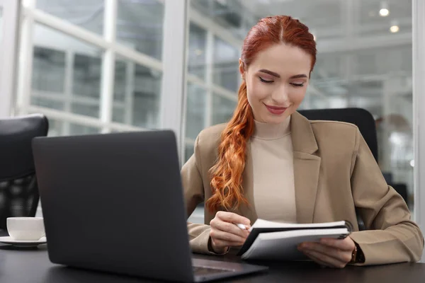 Mulher Feliz Com Notebook Trabalhando Perto Laptop Mesa Preta Escritório — Fotografia de Stock