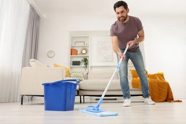 Limpieza Primavera Hombre Con Fregona Lavando Piso Casa — Foto de Stock