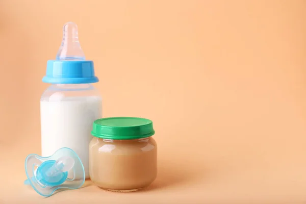 Gezond Babyvoeding Melk Fopspeen Een Bleke Oranje Achtergrond Ruimte Voor — Stockfoto