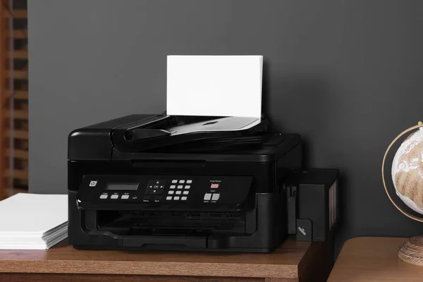 Modern Nyomtató Papírral Íróasztalon Otthon — Stock Fotó