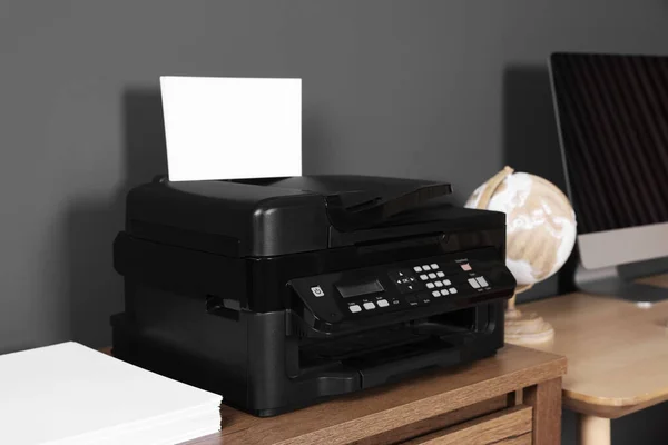 Impressora Moderna Com Papel Perto Computador Mesa Madeira Casa — Fotografia de Stock