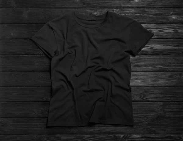 Κομψό Shirt Μαύρο Ξύλινο Φόντο Top View — Φωτογραφία Αρχείου