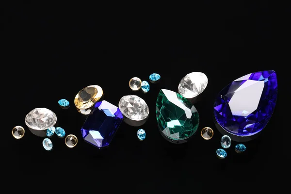 Siyah Arka Planda Mücevherler Için Farklı Güzel Taşlar Düz Yatıyordu — Stok fotoğraf