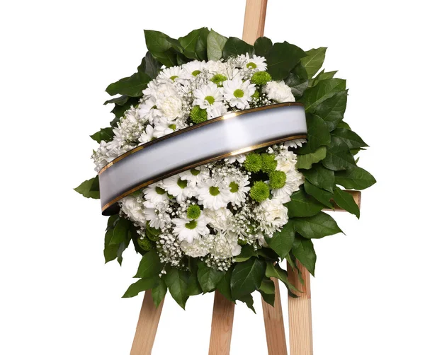 Στεφάνι Κηδείας Από Λουλούδια Κορδέλα Ξύλινη Βάση Λευκό Φόντο — Φωτογραφία Αρχείου