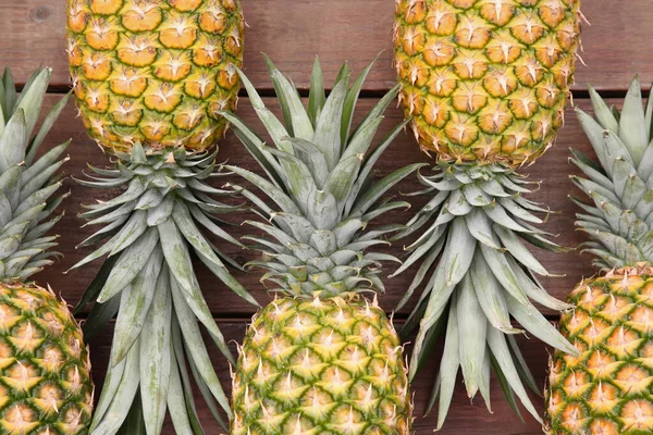 Tahta Masanın Üzerinde Nefis Olgun Ananaslar Düz Uzanmış — Stok fotoğraf