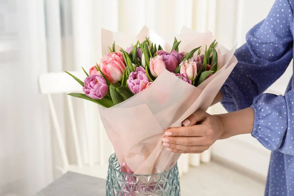 美しいチューリップの花束を花瓶に屋内で閉じます — ストック写真