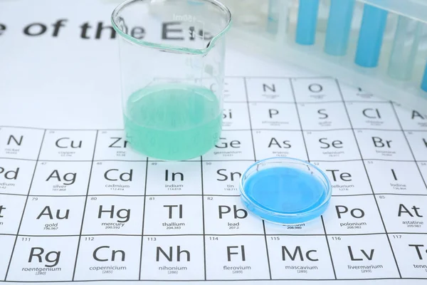 Vaso Precipitados Placa Petri Tabla Periódica Elementos Químicos Primer Plano — Foto de Stock