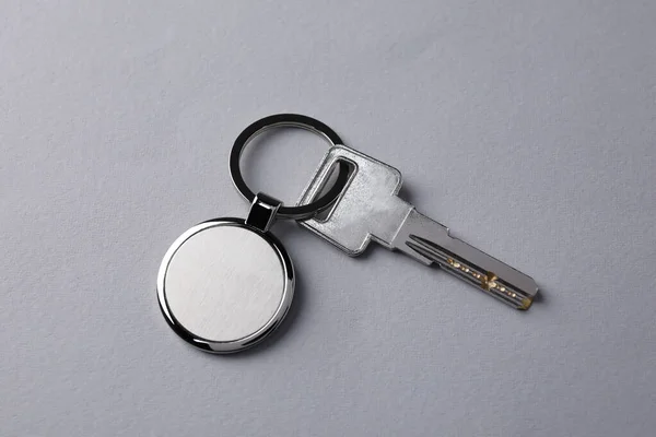 浅灰背景金属钥匙链键 顶部视图 — 图库照片