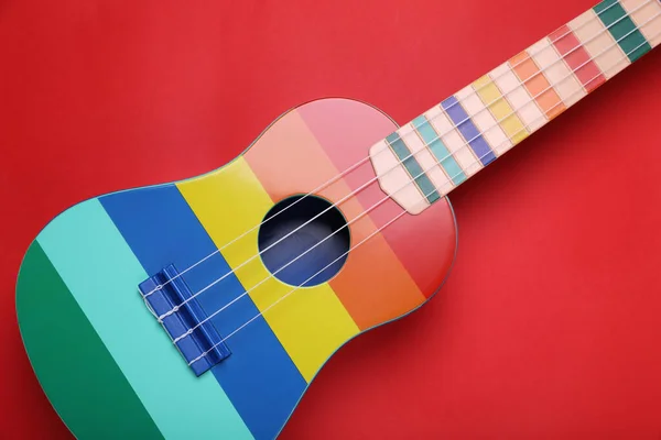 Ukulélé Coloré Sur Fond Rouge Vue Dessus Instrument Musique Cordes — Photo