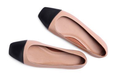 Beyaz zemin üzerinde yeni moda kare parmak bale düz çift, üst görünüm