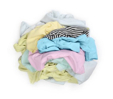 Elbise yığını beyaz, üst görünümde izole