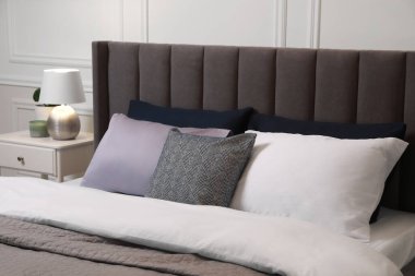 Yastıklı ve şık odalı rahat bir yatak. İç tasarım