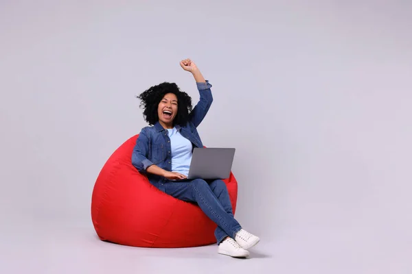 Συναισθηματική Νεαρή Γυναίκα Φορητό Υπολογιστή Κάθεται Καρέκλα Beanbag Έναντι Ανοιχτό — Φωτογραφία Αρχείου